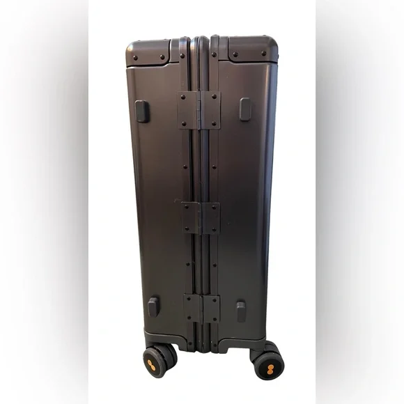 Level 8 Gibraltar Aluminum Carry-On 20" - Picture 4 of 9